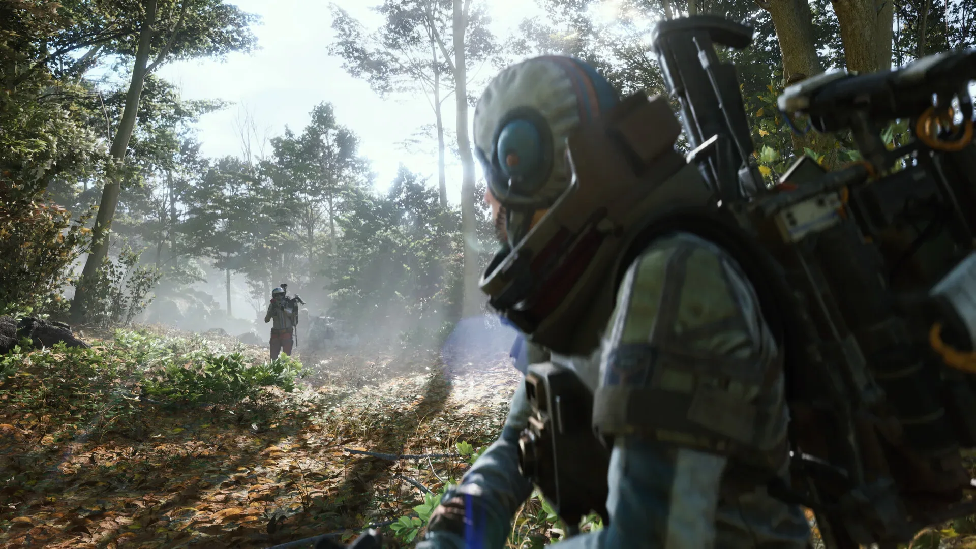Raider com capacete e mochila atravessa uma floresta iluminada pelo sol em ARC Raiders