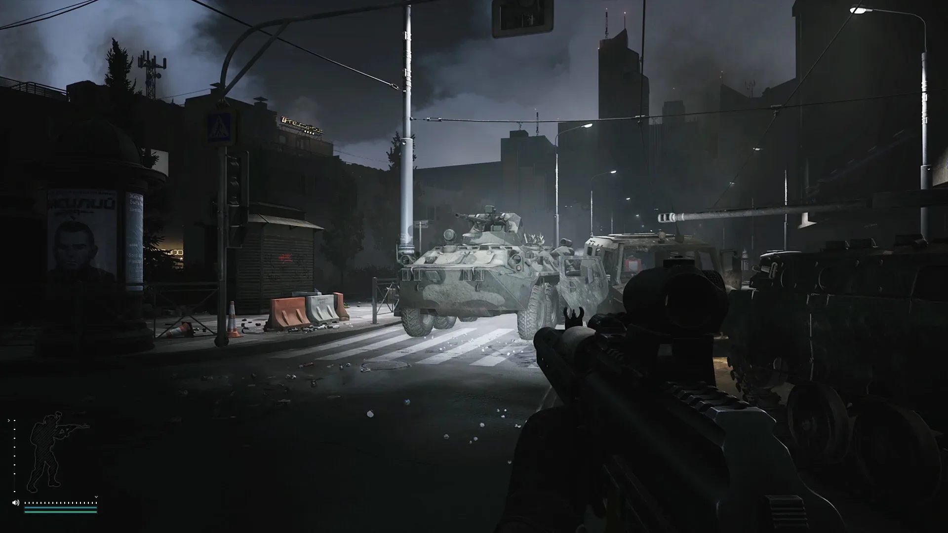 Rua de Tarkov à noite, com um blindado parado sob a luz dos postes